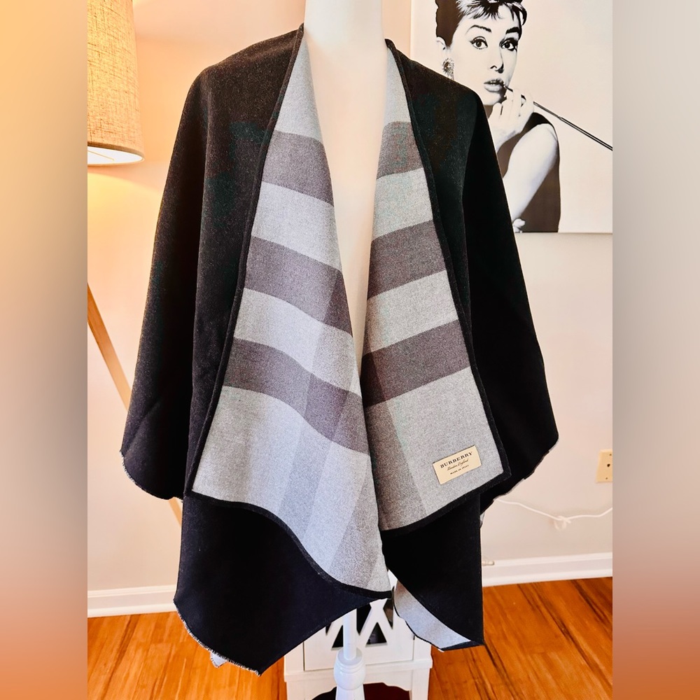 Burberry Fine Marino Wool Cape 140x140 Reversible